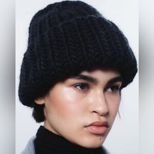 TSUNAMI 100% baby alpaca black knitted beanie